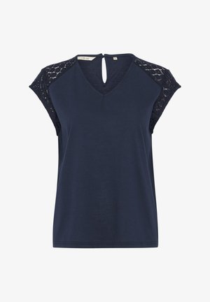 Navyblauwe korte mouwen top met een V-hals en delicate kantdetails op de schouders. Bevat een kleine opening met keyhole aan de achterkant en heeft een zachte textuur.