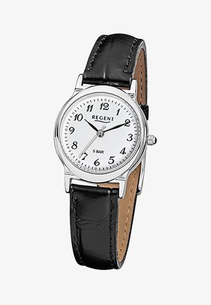 Montre-bracelet analogique ronde en argent avec cadran blanc, chiffres arabes noirs, aiguilles des heures et des minutes noires, et bracelet en cuir noir.