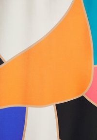 Motif abstrait avec de grandes formes irrégulières en orange, blanc, bleu, noir, rose et contours beige.