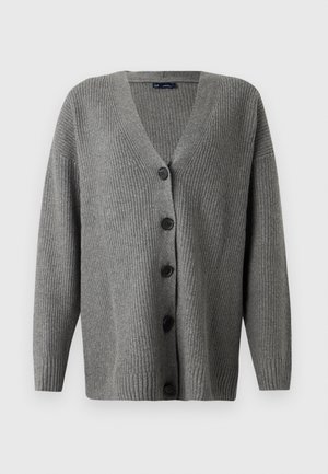 Cardigan gris côtelé avec un profond décolleté en V, comprenant cinq boutons noirs sur le devant et des manches longues à coupe décontractée.