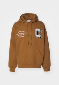 Sudadera marrón con capucha ajustable, bolsillo frontal y detalles bordados. Presenta un destacado logotipo de la "C" y un diseño de texto en la parte delantera.