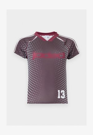 Kortermet sportstrøye i mørk lilla med hvitt prikkemønster, burgunder krage og hvit nummer 13 på nedre fremre høyre side.