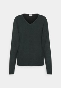 Ciemnozielony sweter z dekoltem w serek wykonany z miękkiego dzianinowego materiału. Długie rękawy, ściągacze na brzegu i luźny krój z minimalnymi detalami.