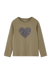 Olivegrünes Langarmshirt aus weichem Stoff mit einem dunklen Herz-Graphic, das mit einem Leopardenmuster gefüllt ist, und dem Wort "LIEBE", das darum herum wiederholt wird.