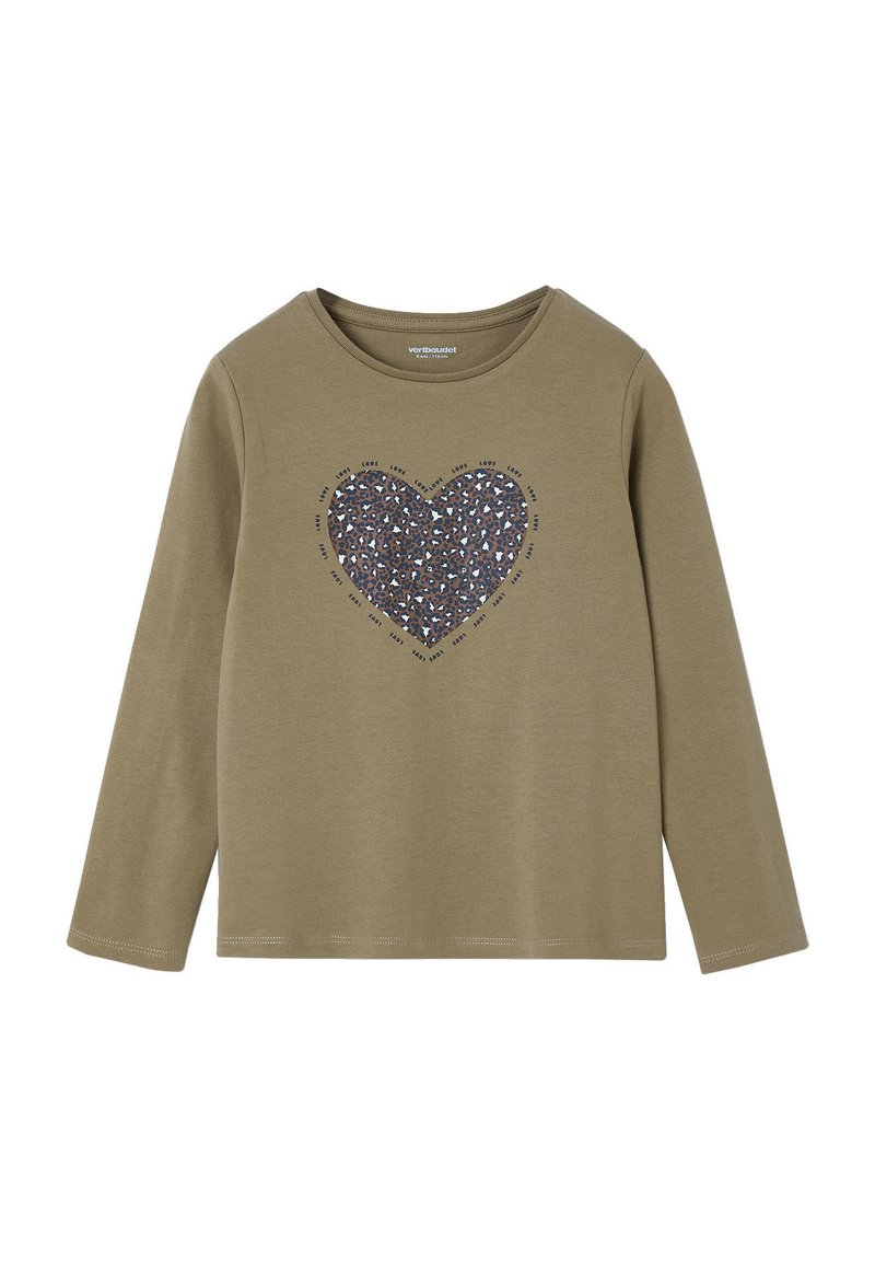 Olivegrünes Langarmshirt aus weichem Stoff mit einem dunklen Herz-Graphic, das mit einem Leopardenmuster gefüllt ist, und dem Wort "LIEBE", das darum herum wiederholt wird.