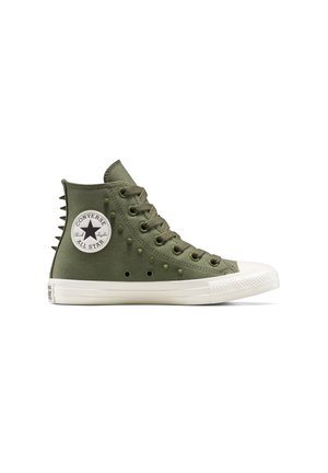 Sneaker alto color verde oliva in tessuto testurizzato, con punta in gomma bianca e occhielli in metallo. Presenta borchie a rilievo e un patch circolare con logo.