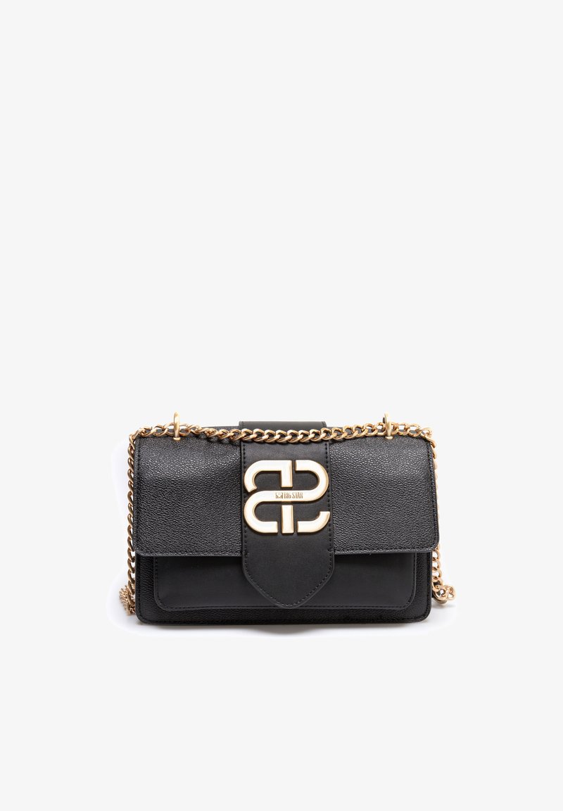 Sac à main en cuir noir avec une finition texturée, bandoulière en chaîne dorée, fermeture magnétique et un logo double C bien visible à l'avant.