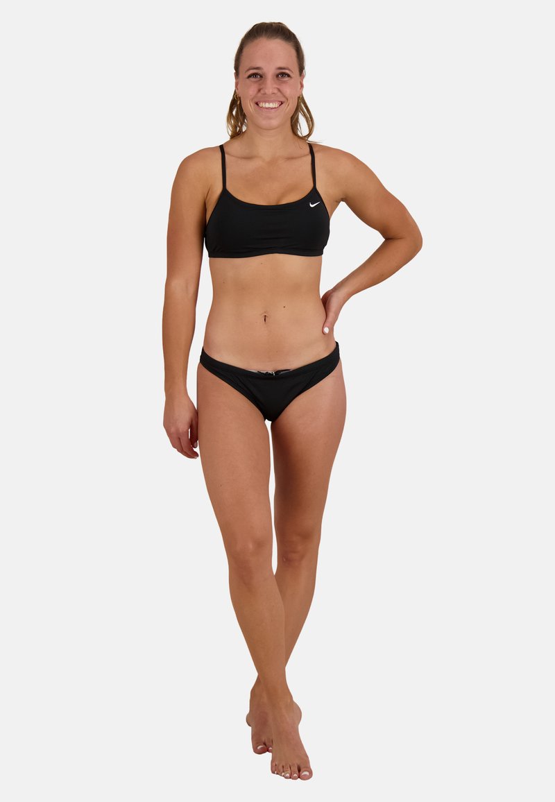 Czarny zestaw bikini składający się z topu na ramiączkach i niskich majtek. Gładka tekstura, minimalistyczny design i szczegół z logo na topie.