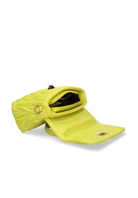 Borsa a tracolla gialla trapuntata con forma rettangolare, chiusura con cerniera e pattina. Presenta scomparti interni e una superficie liscia.