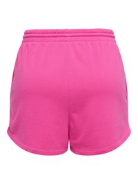 Short de sport rose vif avec taille élastique et poches latérales, vu de dos sur fond blanc.