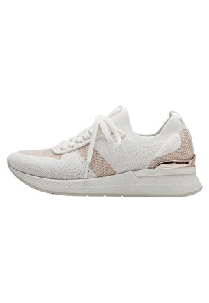 Witte sportieve schoen met gestructureerd mesh, lichtroze accenten, platte veters en een metalen hielaccent. Gevoerde zool voor ondersteuning.
