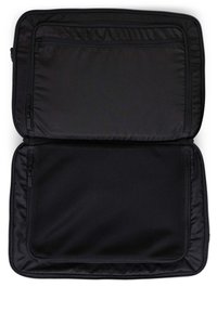 Housse d'ordinateur portable noire avec un tissu texturé, comprenant une poche zippée et un compartiment en mesh à l'intérieur ; design durable et léger.