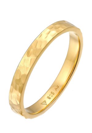 Ehering in Goldoptik mit gehämmerter Struktur und innenliegendem Stempel "925 AQ", vor weißem Hintergrund gezeigt.