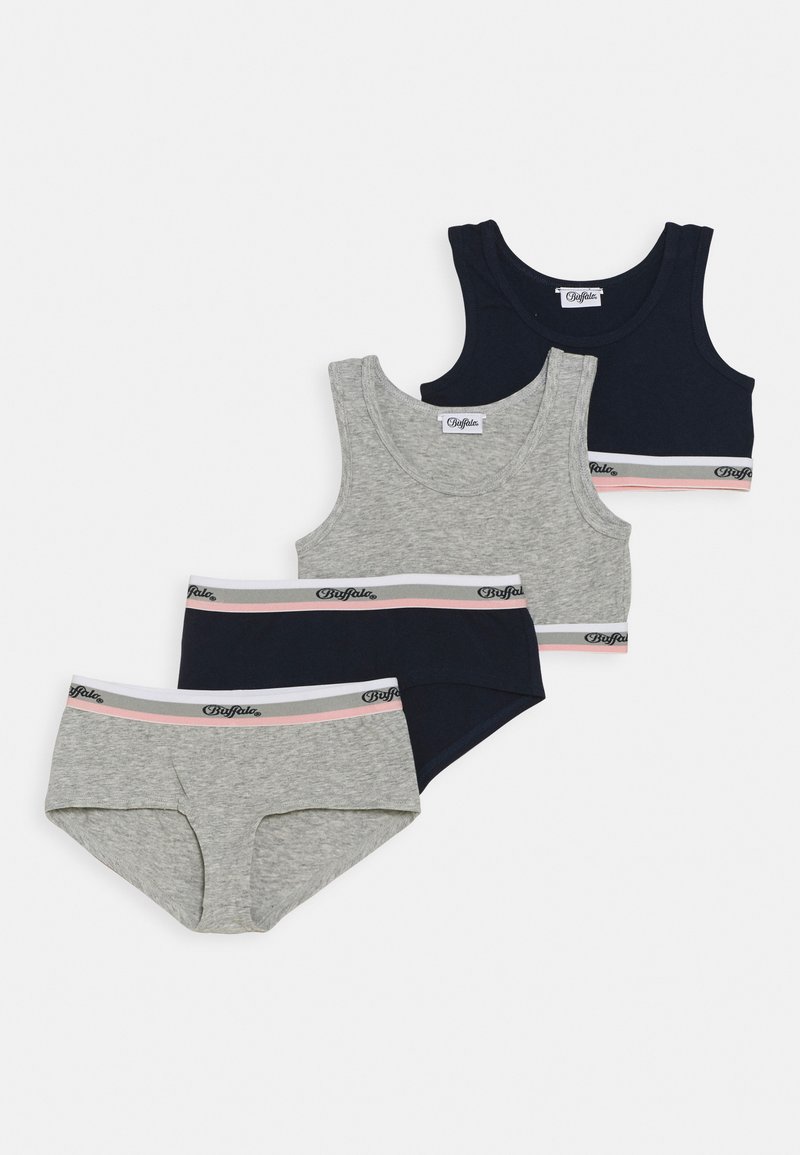 Dois tops e duas cuecas em cinza e azul-marinho. O material é algodão macio com faixas elásticas apresentando o logo e listras coloridas.
