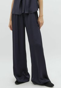 mbyM ASAKA-M - Püksid - ombre blue