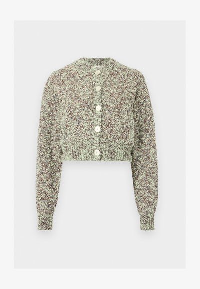 Cardigan court en grosse maille dans un mélange de fils vert menthe et marron, avec manches longues et six boutons blancs sur le devant.