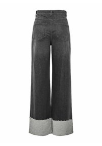 Vida byxor i mörkgrå denim med rå fåll och kontrasterande ljusgrå muddar. Har två bakfickor och en hög midja.