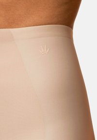 Vaaleabeiget, korkeavyötäröiset shortsit, jotka on valmistettu sileästä kankaasta ja joissa on sivussa hillitty prässätty kruunulogo.