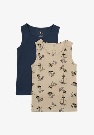 Dve tielka: jedno námornícky modré jednofarebné a jedno béžové s hravým vzorom rozprávkových postáv a skateboardov. Obe sú vyrobené z mäkkej látky.