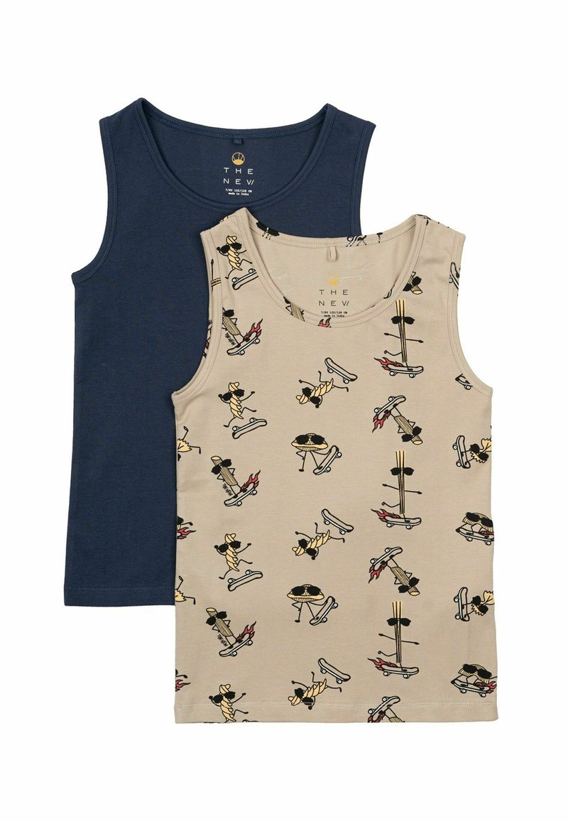 Deux débardeurs : un bleu marine uni et un beige avec un motif ludique de personnages de bande dessinée et de planches à roulettes. Les deux sont en tissu doux.
