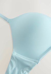 Lys blå, polstret bikini-top med glat, strækbart stof; har justerbare stropper og et sømløst design uden dekorationer.