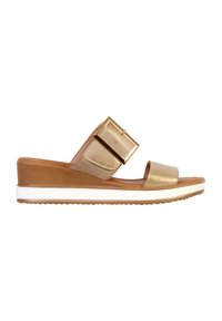 Sandalias de cuña de color dorado con dos correas anchas, una de las cuales presenta una hebilla grande. Superficie texturizada, suela blanca con detalles de tracción.