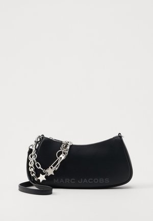 Svart lærhåndveske med en buet form, sølvfarget kjedehank og stjerneakenter. Har preget "MARC JACOBS" logoen på fronten.