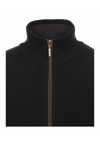 Czarny sweter na zamek z wysokim kołnierzem; strukturalny splot materiału; kontrastowy brązowy zamek; brak widocznych logo lub wzorów.