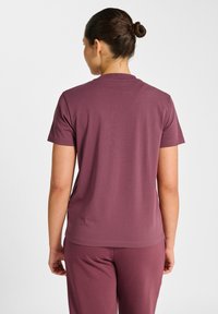 Krótki rękaw, t-shirt z okrągłym dekoltem w stonowanym kolorze śliwkowym, wykonany z miękkiej tkaniny o gładkiej fakturze. Prosty wzór, bez widocznych wzorów.