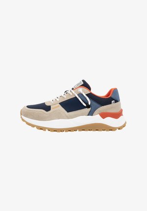 Baskets sportives en beige, bleu marine et orange. Elles présentent des matériaux en daim et en mesh, une forme arrondie, une semelle en caoutchouc avec un profil profond, et un design à lacets.