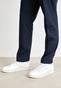 Non sélectionné, white