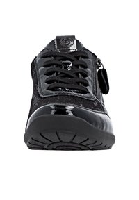 Zwarte sneaker met glanzende en gestructureerde panelen, veters aan de voorkant en een zijrits, gezien van voren tegen een witte achtergrond.