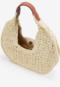 Bolso de paja trenzada con un asa de cuero marrón, forma redondeada, parte superior abierta y un acabado texturizado y natural. Interior forrado con cierre a presión.