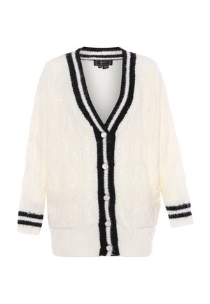 Hvid cardigan med kabelstrik og sort kant langs V-hals, knaplinje og manchetter, med perleknapper og to forlommer.