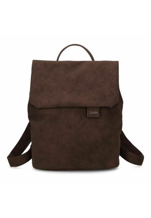 Mochila de ante marrón con cierre de solapa, asa en la parte superior, correas de hombro ajustables y pequeña etiqueta con el logo "zwei" en el centro del frente.