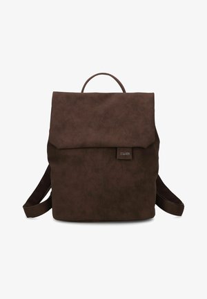 Brauner Wildleder-Rucksack mit Klappverschluss, Tragegriff oben, verstellbaren Schulterriemen und kleinem "zwei"-Logo-Tag in der Mitte vorne.