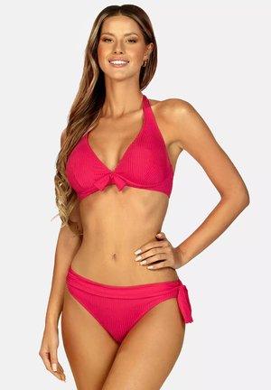 Różowy żebrowany bikini z halterem z kokardką oraz wysokim dołem z wiązaniem po bokach. Gładka tekstura.