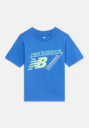 T-shirt à manches courtes bleu pour enfants New Balance avec logo "new balance NB" en vert et blanc et texte "RUNNING" sur le devant.