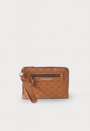 Bolso de mano tipo wristlet marrón de Michael Kors con patrón de logo MK en relieve, bolsillo frontal con cremallera, cremallera plateada y correa de muñeca desmontable.