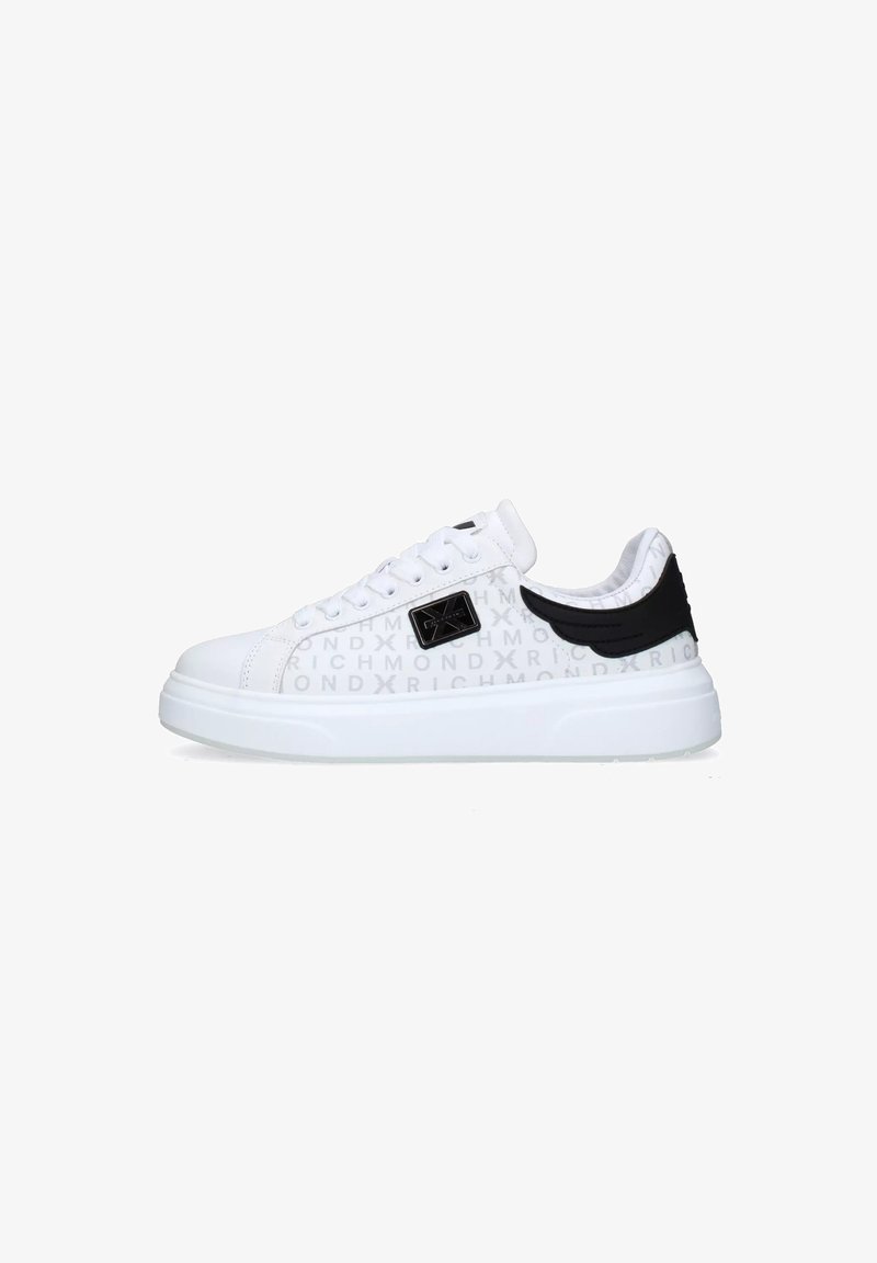 Sneaker bianche con una tomaia in pelle liscia caratterizzata da un motivo con logo ripetuto, dettagli neri sul tallone e una suola bianca spessa.