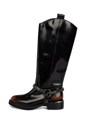Bottes noires en cuir verni jusqu'au genou avec un talon épais et une chaîne décorative autour de la cheville. Surface lisse avec des détails marron contrastants.