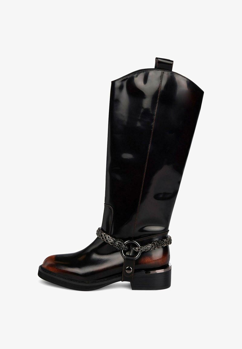 Czarne lakierowane botki do kolan na grubej podeszwie z ozdobnym łańcuszkiem wokół kostki. Gładka powierzchnia z kontrastującymi brązowymi detalami.