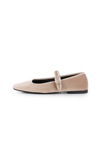 Bailarina de ante beige con punta afilada, correa ajustable con hebilla plateada y suela negra; textura suave en toda su superficie.