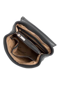 Sac à main en cuir noir avec une finition texturée. L'intérieur comprend des compartiments, une poche zippée et une doublure beige avec un motif de logo.