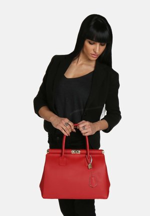 Borsa a tracolla rossa in pelle con forma strutturata, dettagli in metallo dorato, due manici superiori e etichetta rimovibile. Finitura texturizzata.