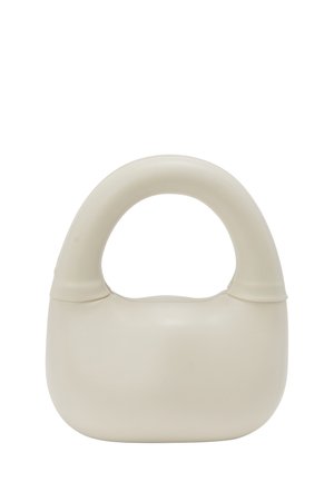 Cremefarvet håndtaske med et rundt håndtag og en glat tekstur. Dens minimalistiske design har en blød, buet form og ingen synligt hardware.