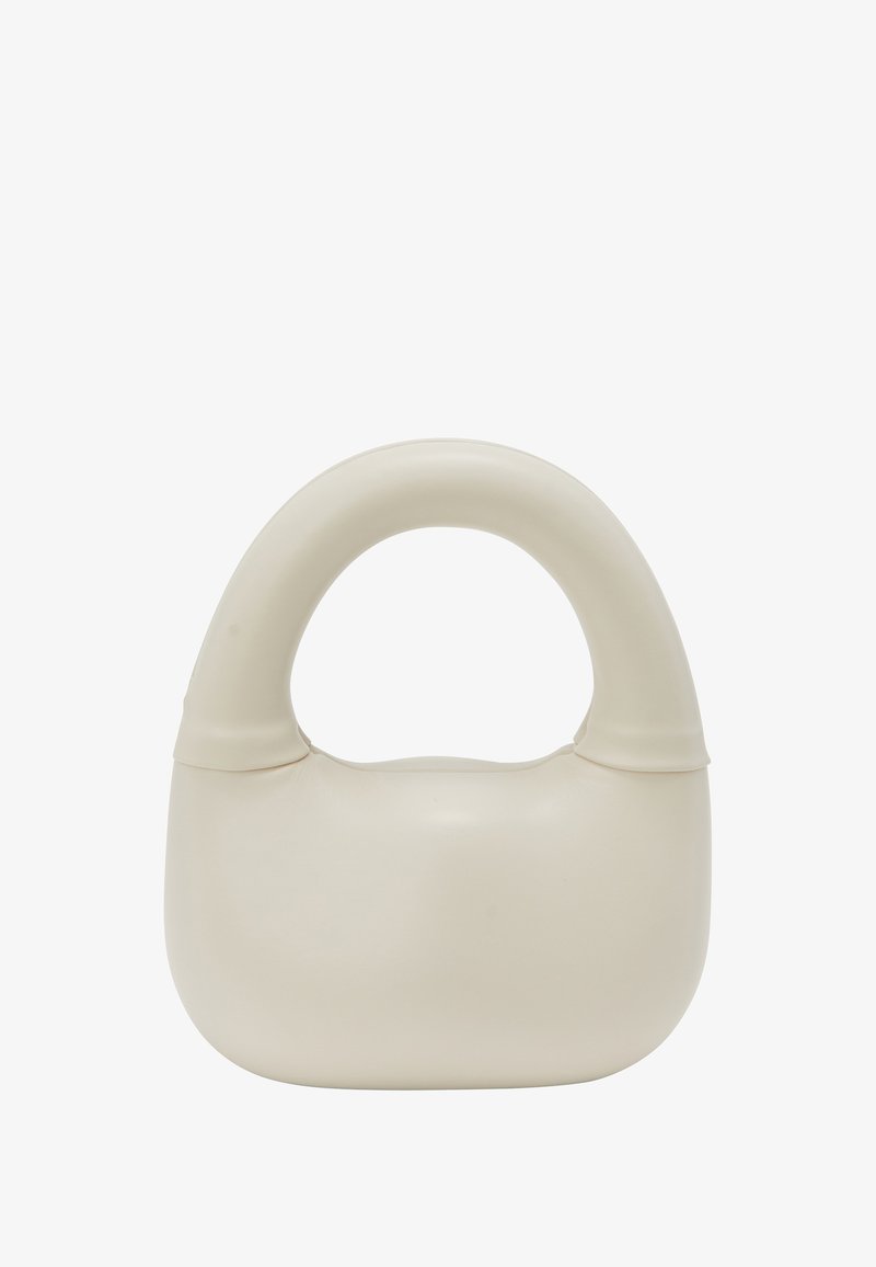 Kremowa torebka o zaokrąglonej rączce i gładkiej teksturze. Jej minimalistyczny design cechuje miękka, zakrzywiona forma i brak widocznych elementów metalowych.
