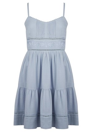 Lyseblå, ærmeløs sommerkjole med tynde stropper, plisseret krop, blomsterbroderet taljebånd og lagdelt nederdel med hulmønsterkant.