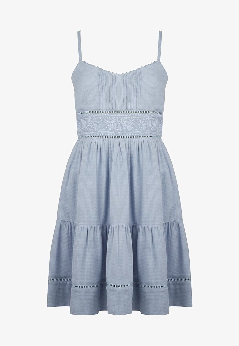 Robe d'été bleu clair sans manches avec fines bretelles, corsage plissé, ceinture brodée de fleurs et jupe à volants avec bordure ajourée.
