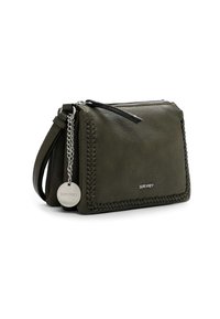 Borsa a tracolla verde in pelle con dettagli intrecciati sui lati, chiusura con zip e un'etichetta metallica. Forma compatta e rettangolare con una texture liscia.
